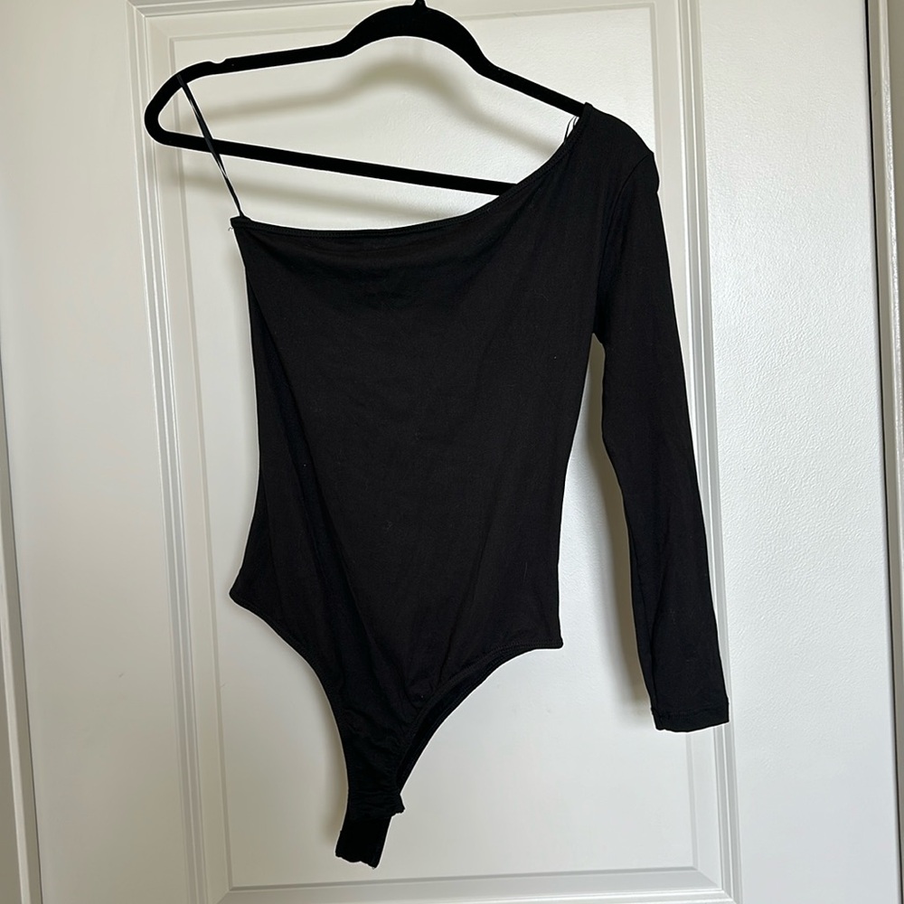 NWT black one-sleeve bodysuit - xs